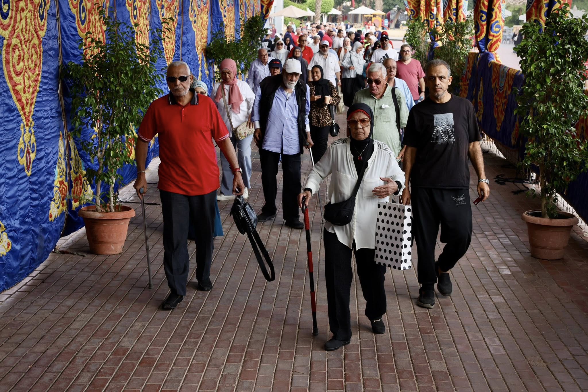 كبار السن يتواجدون في عمومية الاهلي كبار السن يتواجدون في عمومية الاهلي