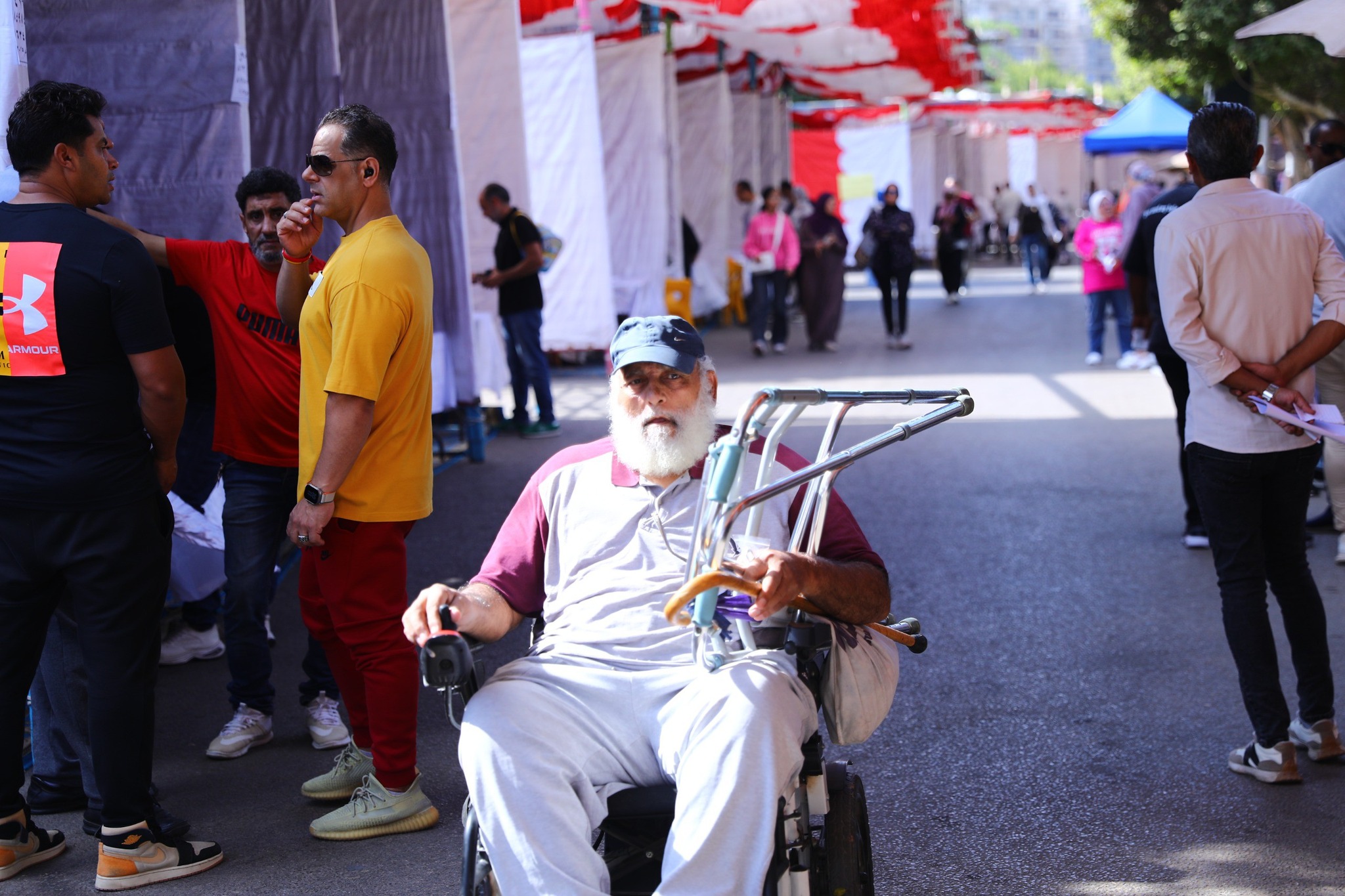 مسن من اعضاء نادى الشمس مسن من اعضاء نادى الشمس