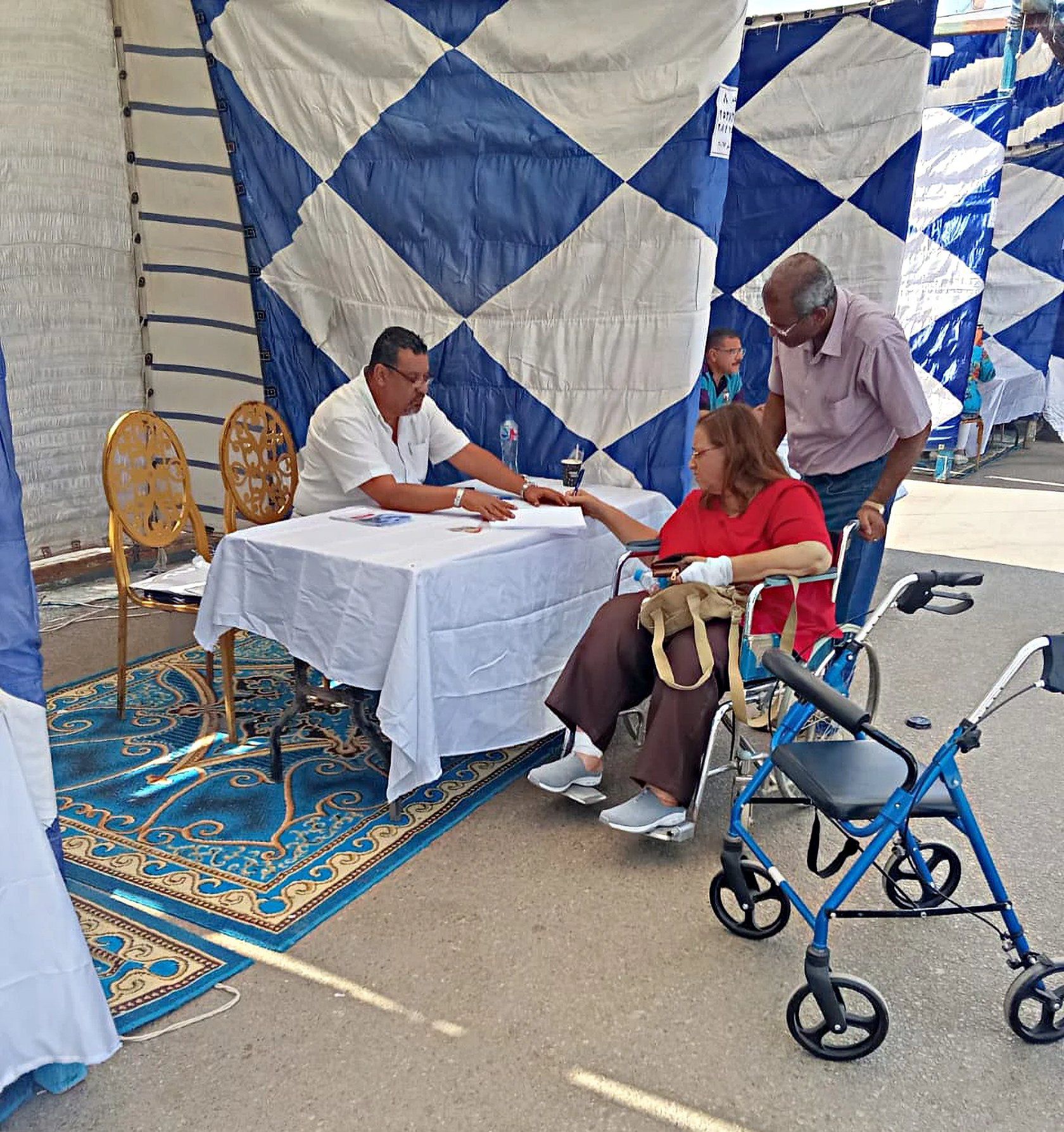 مسنة تدلى بصوتها مسنة تدلى بصوتها