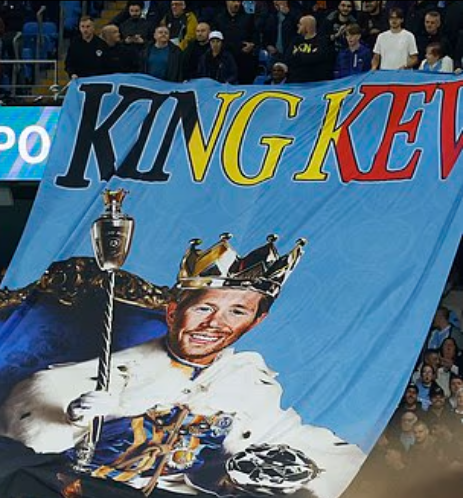 احتفاء جماهير السيتى بنجمها السابق دى بروين