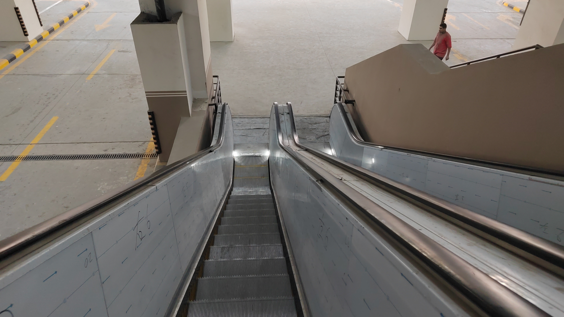 النزول من السلم الكهربائى