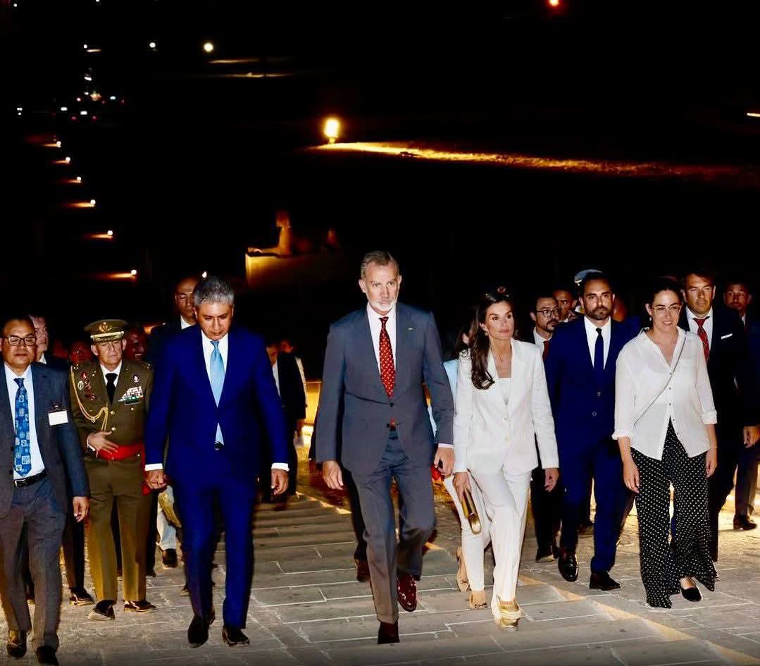 ملك أسبانيا وزوجته مع وزير السياحة فى غرب الأقصر ملك أسبانيا وزوجته مع وزير السياحة فى غرب الأقصر