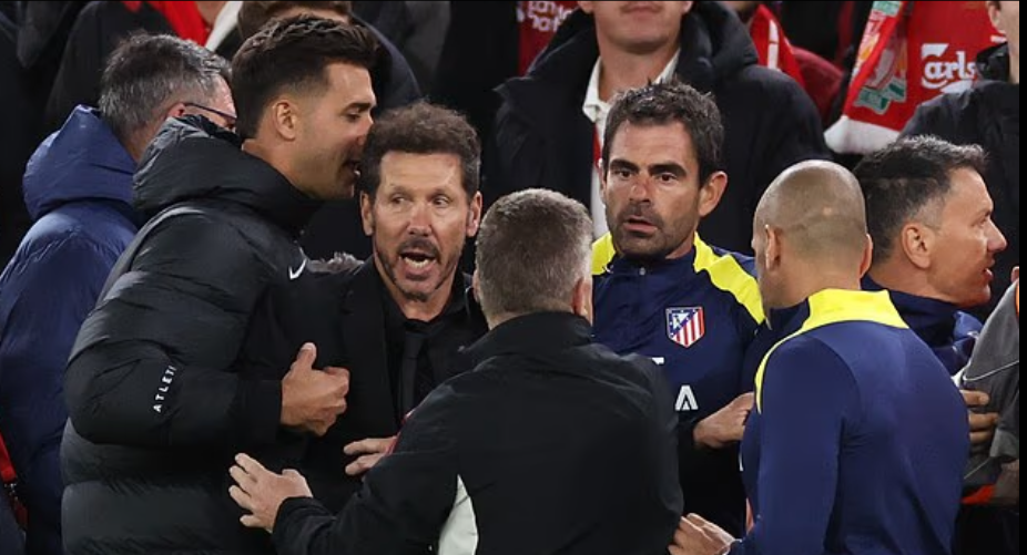 سيميونى يشتبك لفظيا مع أحد جماهير ليفربول