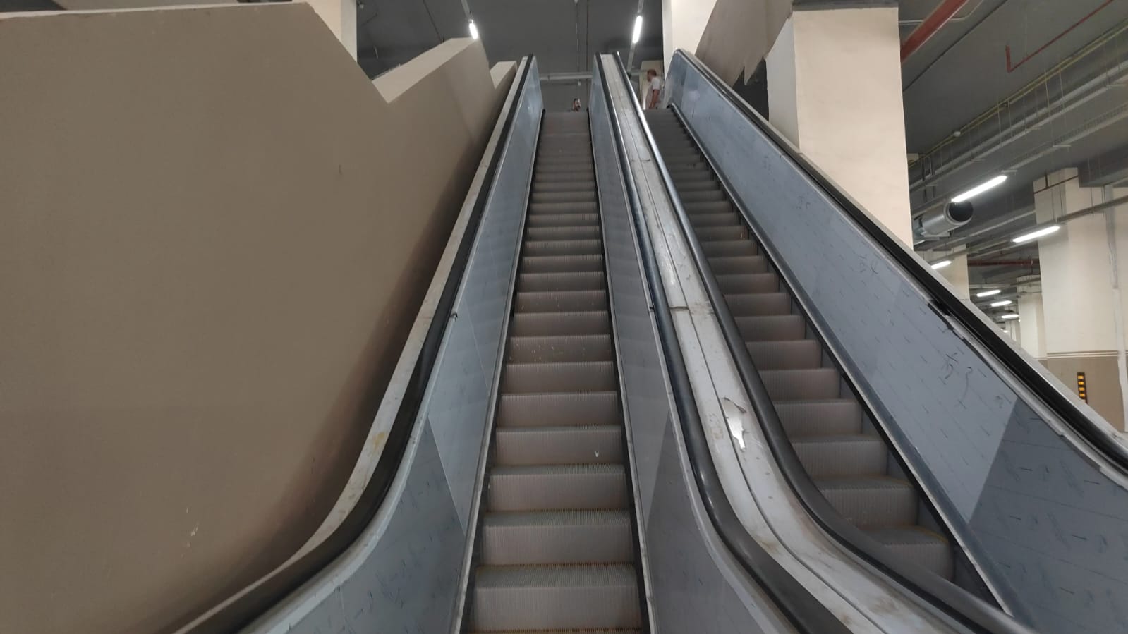 السلم الكهربى