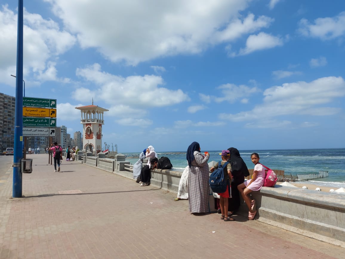 جلوس المصطافين على الكورنيش