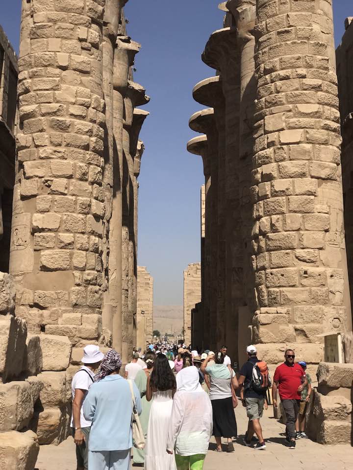 إقبال الأفواج السياحية من حول العالم بمعابد الكرنك