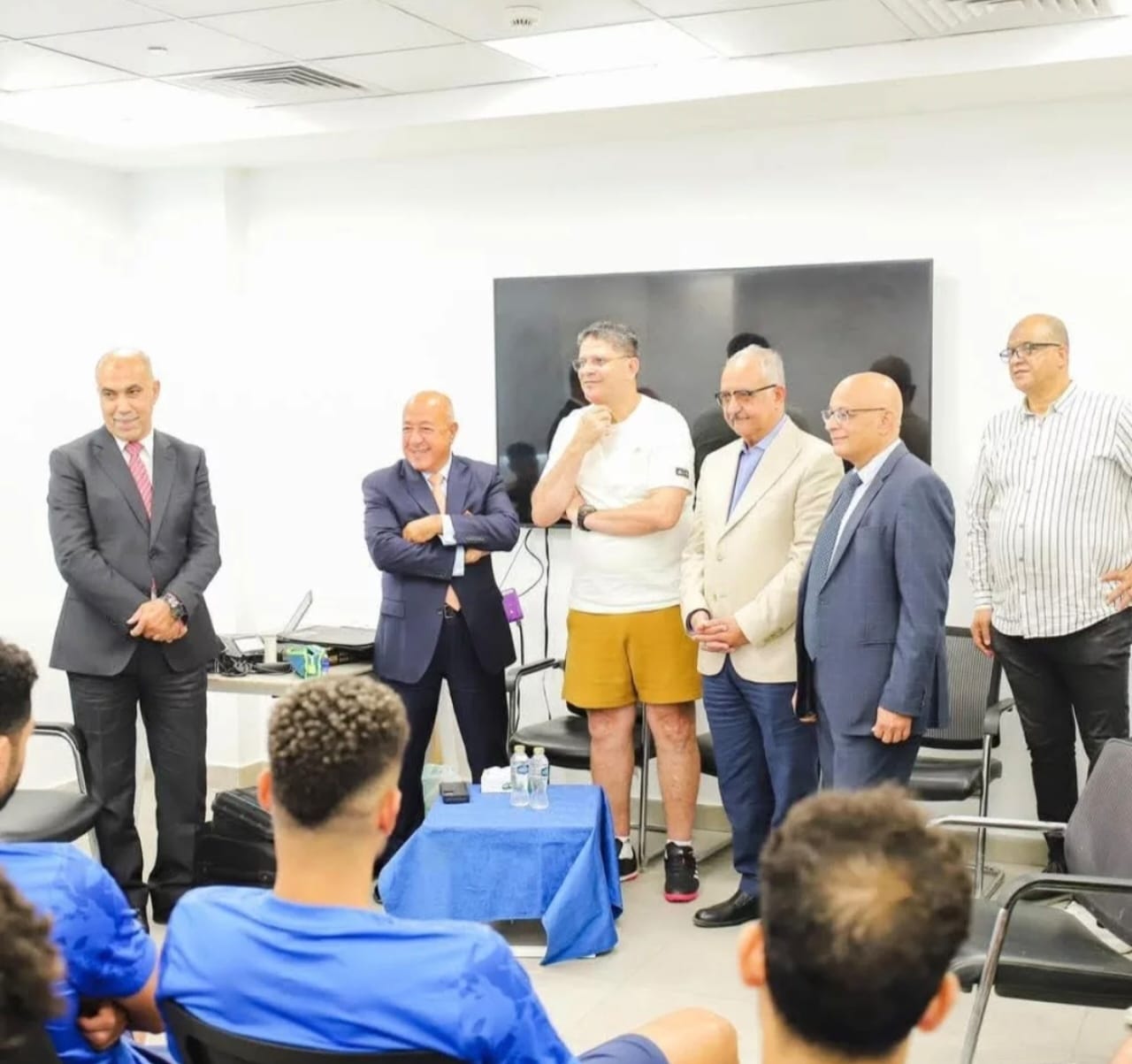 يحي أبو الفتوح نائب الرئيس التنفيذي للبنك الأهلى يجتمع بالجهاز الفني واللاعبين يحي أبو الفتوح نائب الرئيس التنفيذي للبنك الأهلى يجتمع بالجهاز الفني واللاعبين
