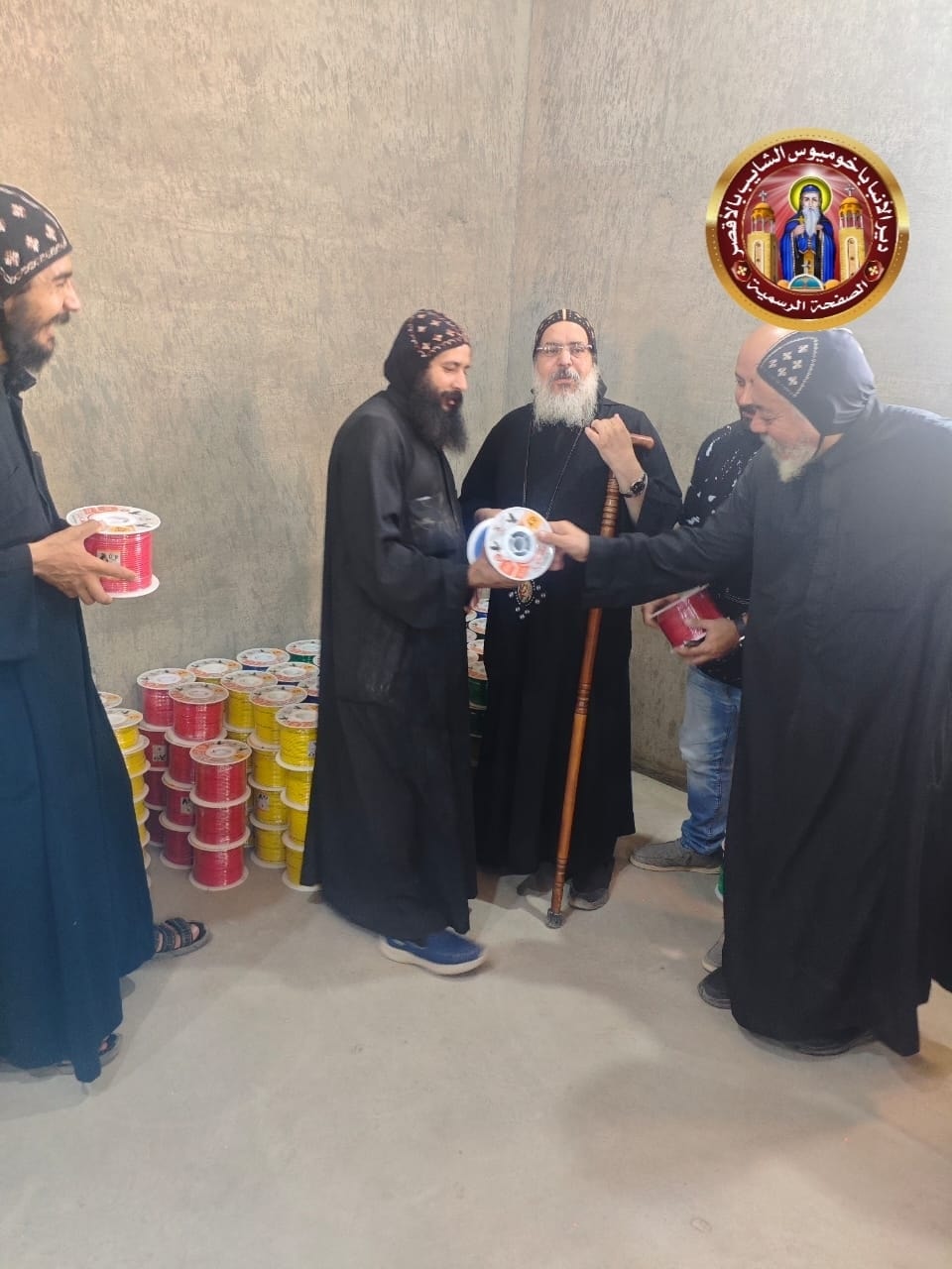 أباء الدير يتفقدون الأدوات أباء الدير يتفقدون الأدوات