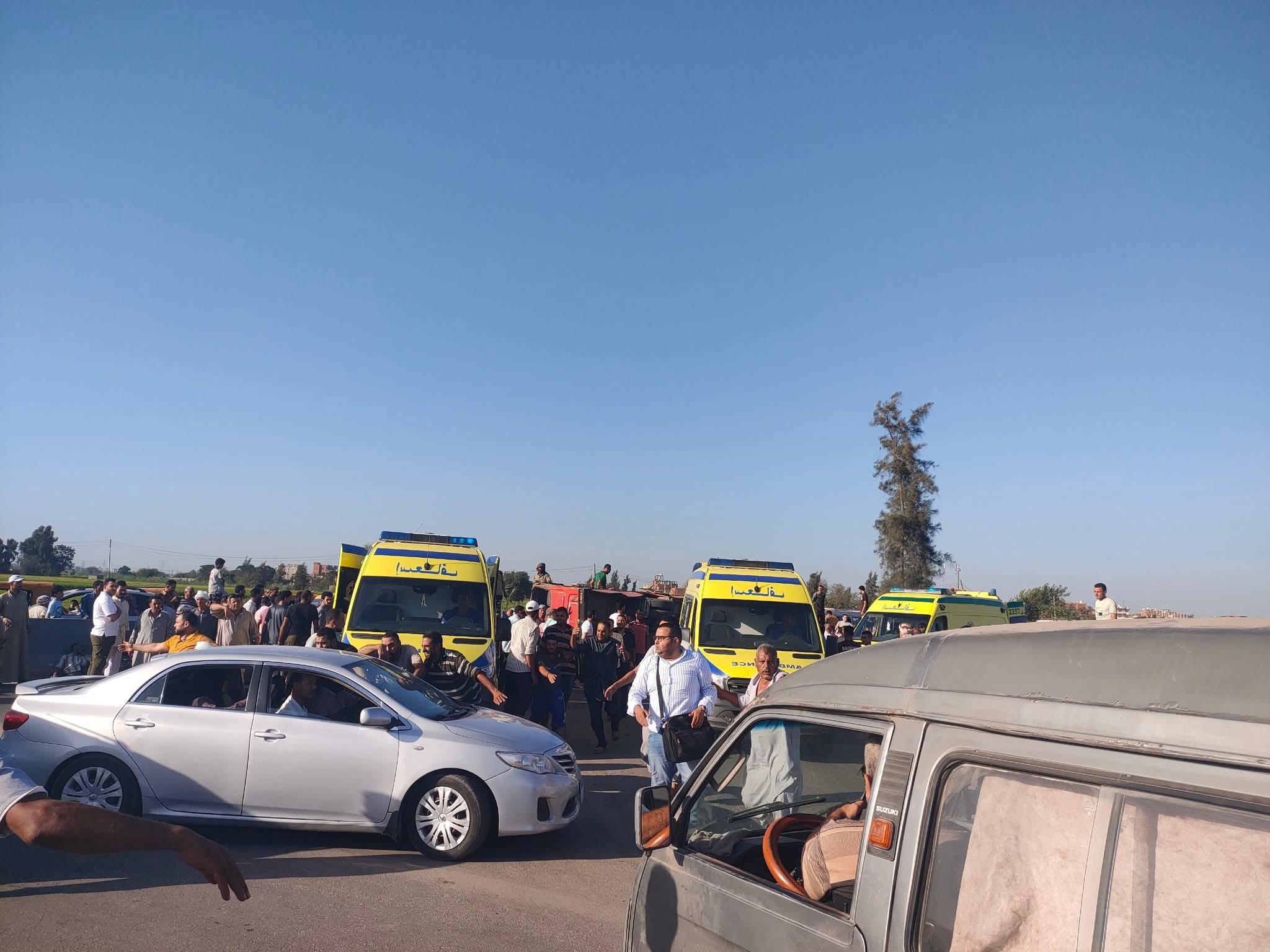 إصابة 28 شخصا في انقلاب أتوبيس بالشرقية