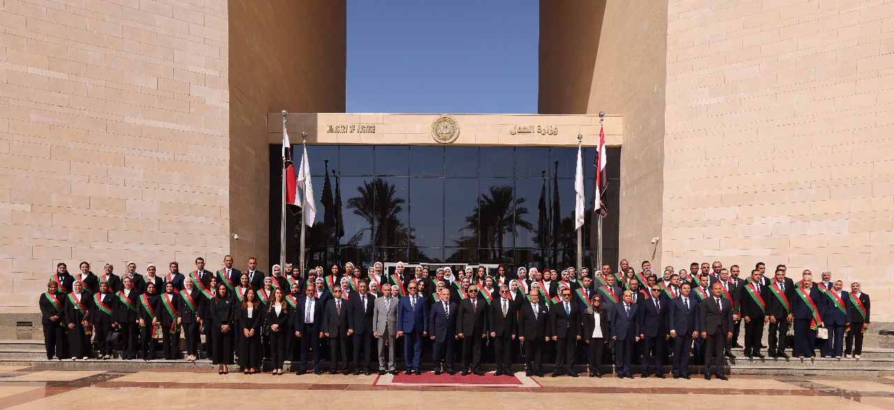 صورة تذكارية مع وزير العدل