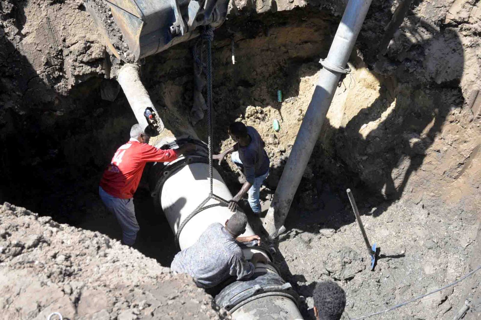 أعمال إصلاح كسر خط طرد الصرف الصحي بقرية الحبيل