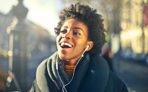 سماع موسيقى