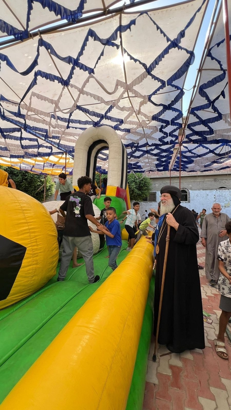 الأنبا فام خلال كرنفال الطفولة بكنيسة الشهيد مارجرجس بنزلة عبيد 