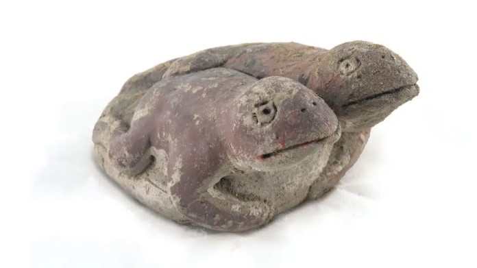 قطعة أثرية على شكل ضفدعان