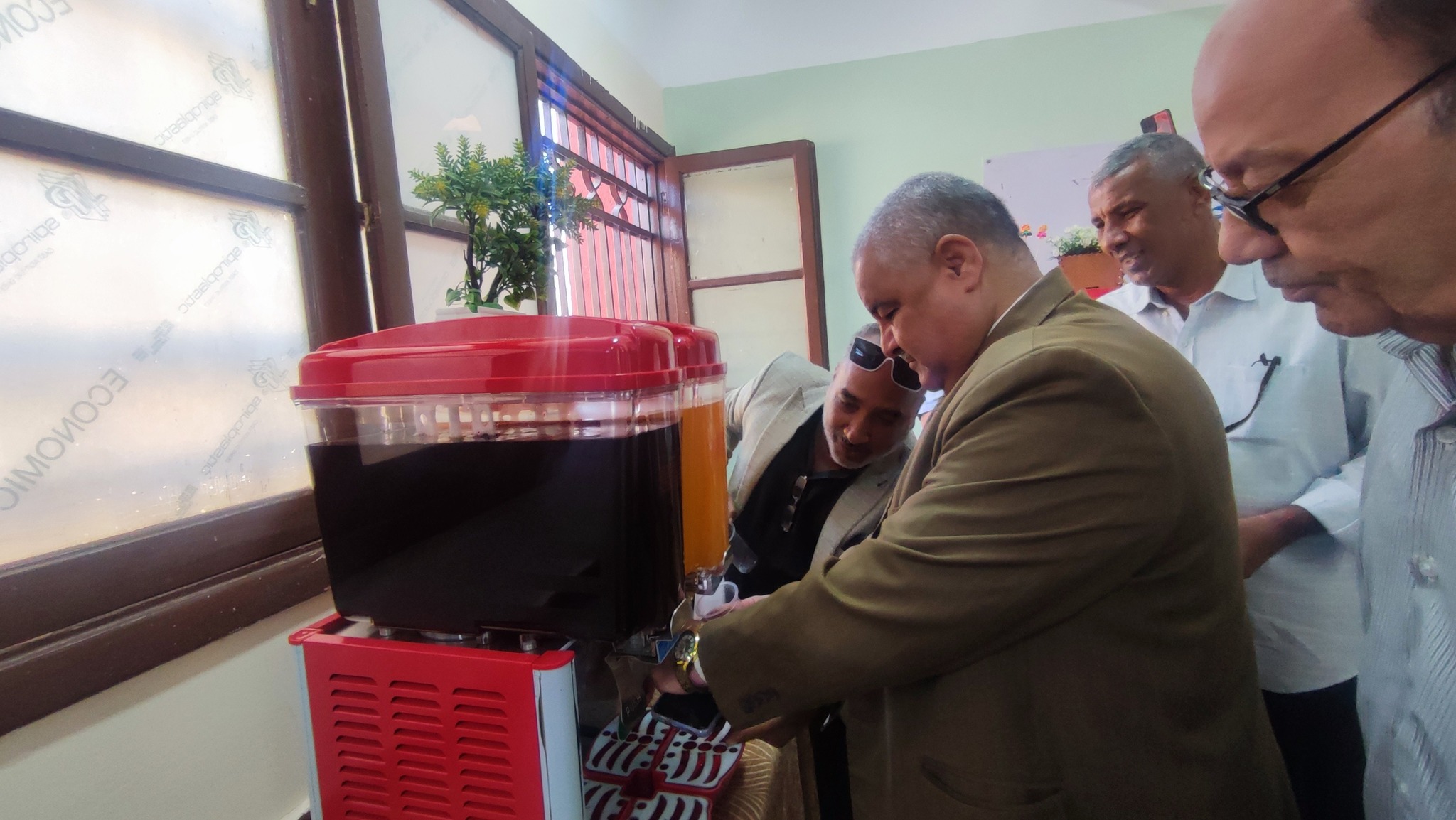 توفير عصائر بمنفذ بيع المدرسة المنتِجة بمدرسة الشهيد عبد الرحمن توفير عصائر بمنفذ بيع المدرسة المنتِجة بمدرسة الشهيد عبد الرحمن