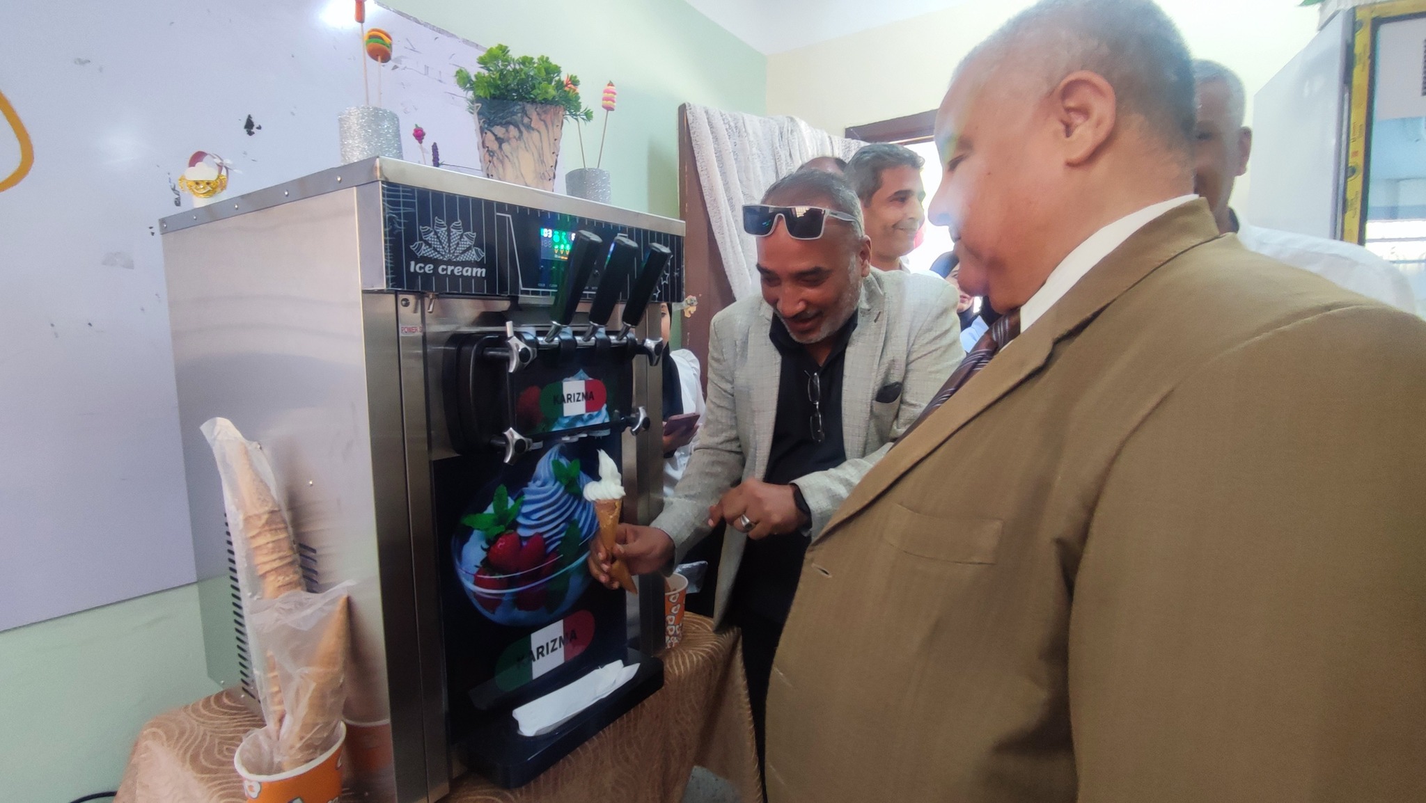 توفير آيس كريم فى منفذ بيع المدرسة المنتِجة بمدرسة الشهيد عبد الرحمن توفير آيس كريم فى منفذ بيع المدرسة المنتِجة بمدرسة الشهيد عبد الرحمن