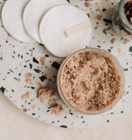 وصفات طبيعية لتقشير الشفاه