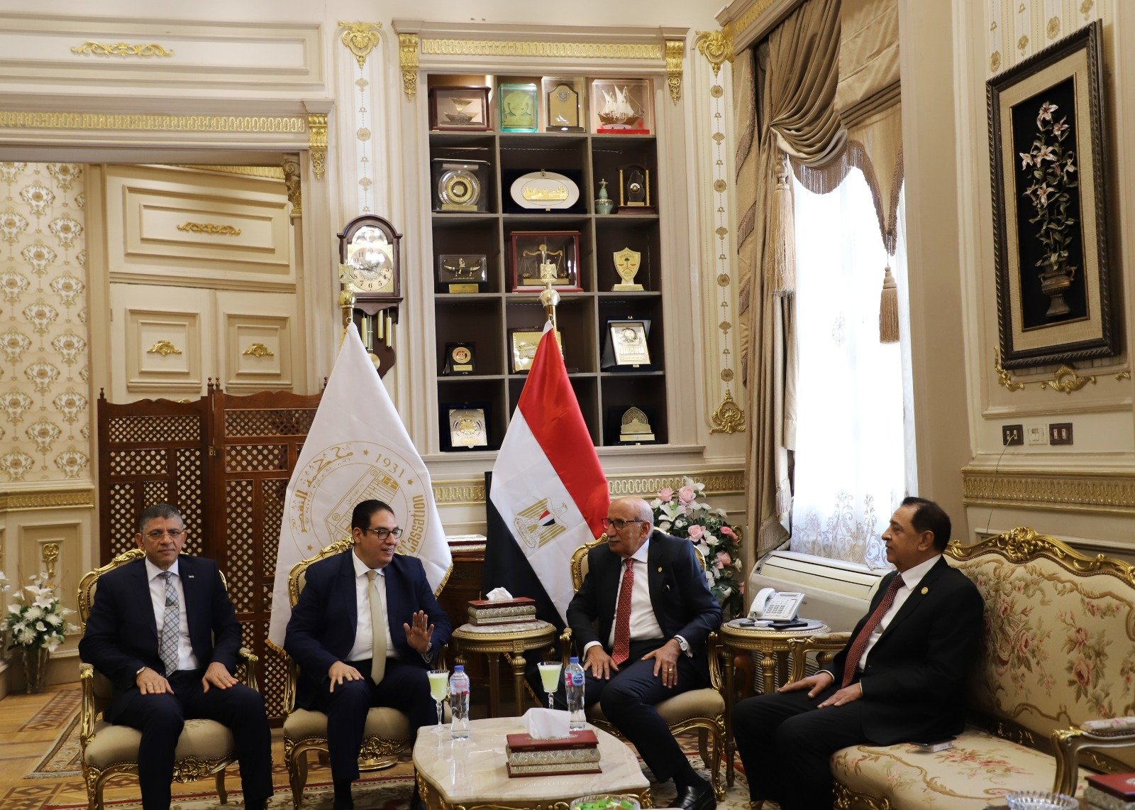 رئيس جامعة القاهرة يقدم التهنئة لرئيس محكمة  النقض  (1)