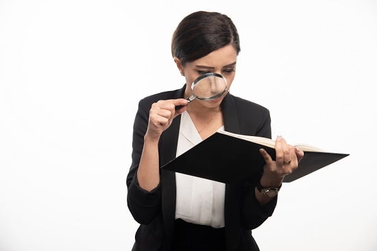 فتاة تتقصى عن شخص فتاة تتقصى عن شخص