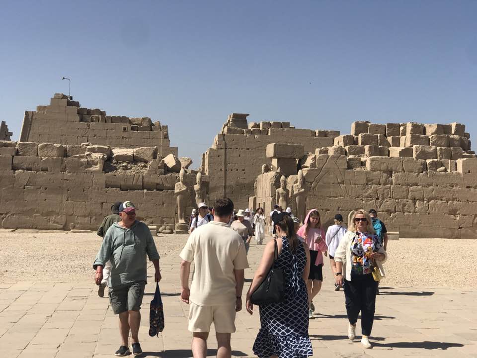 جانب من التوافد السياحى الكبير فى معابد الكرنك