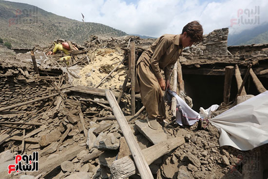شخص يتفقد ركام المنزل المدمر نتيجة الزلزال شخص يتفقد ركام المنزل المدمر نتيجة الزلزال