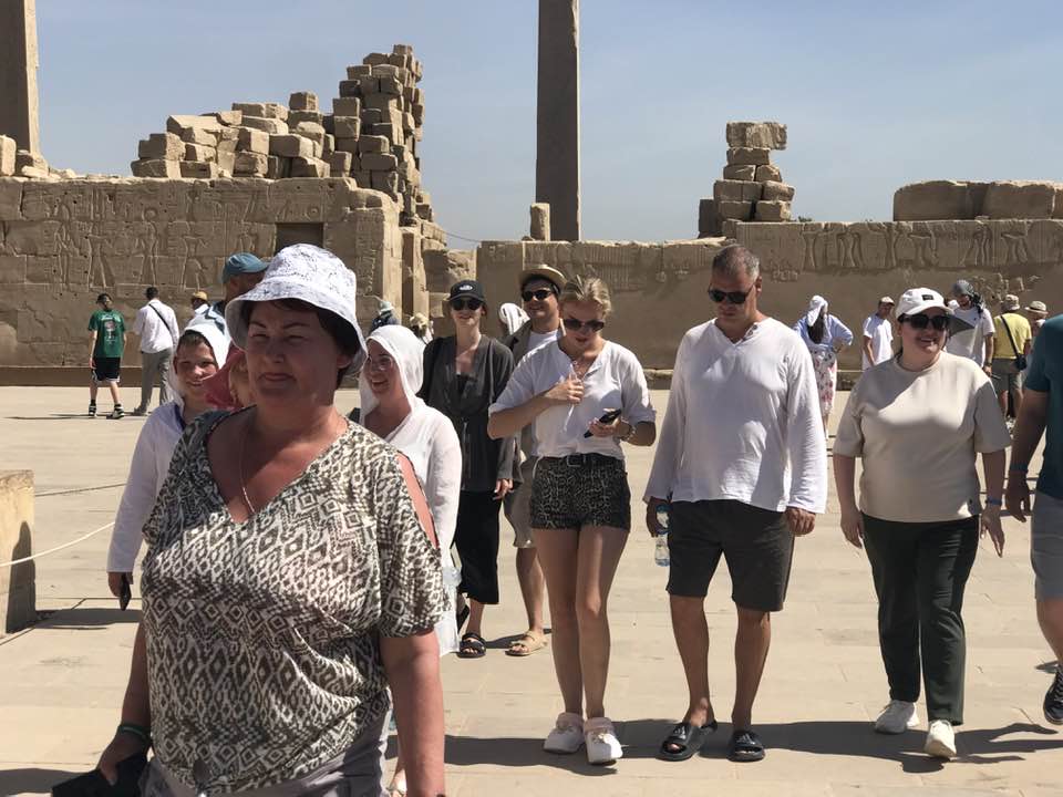 الأفواج السياحية تستمع بزياراتها لمعابد الكرنك