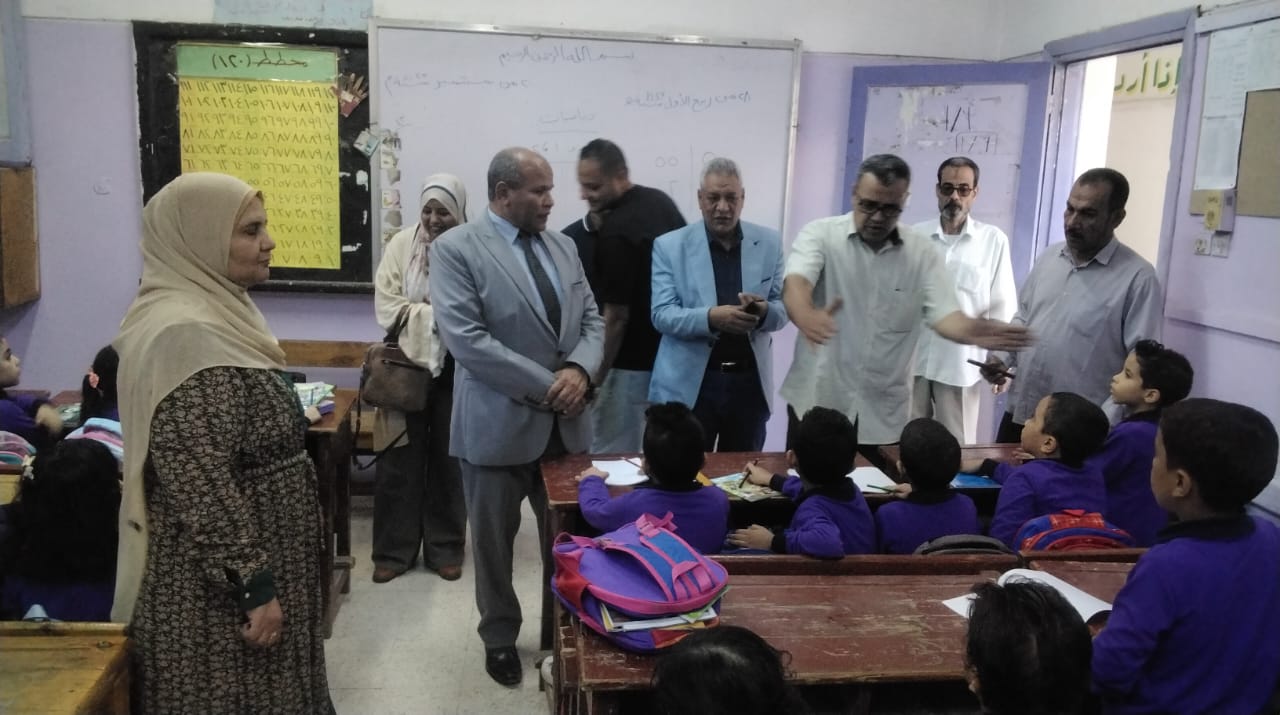 الوكيل مع مسؤلى إدارة طهطا 