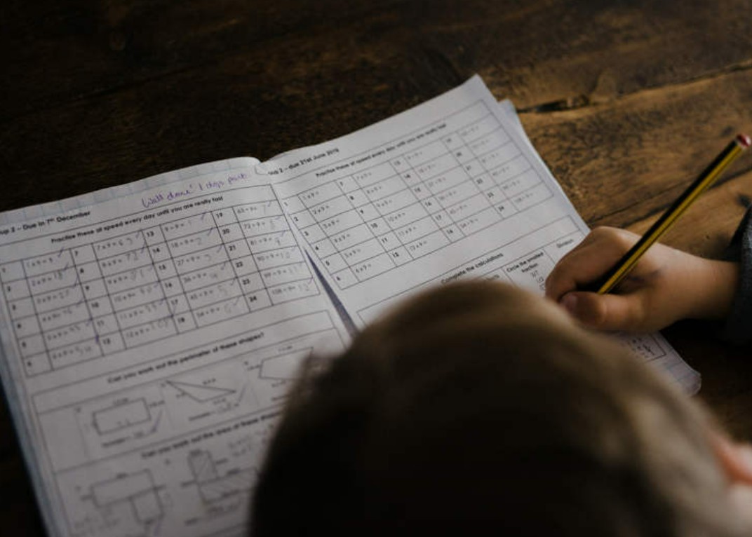 طفل صينى فى المستشفى بعد أداء واجباته المدرسية 14 ساعة متواصلة. طفل صينى فى المستشفى بعد أداء واجباته المدرسية 14 ساعة متواصلة.