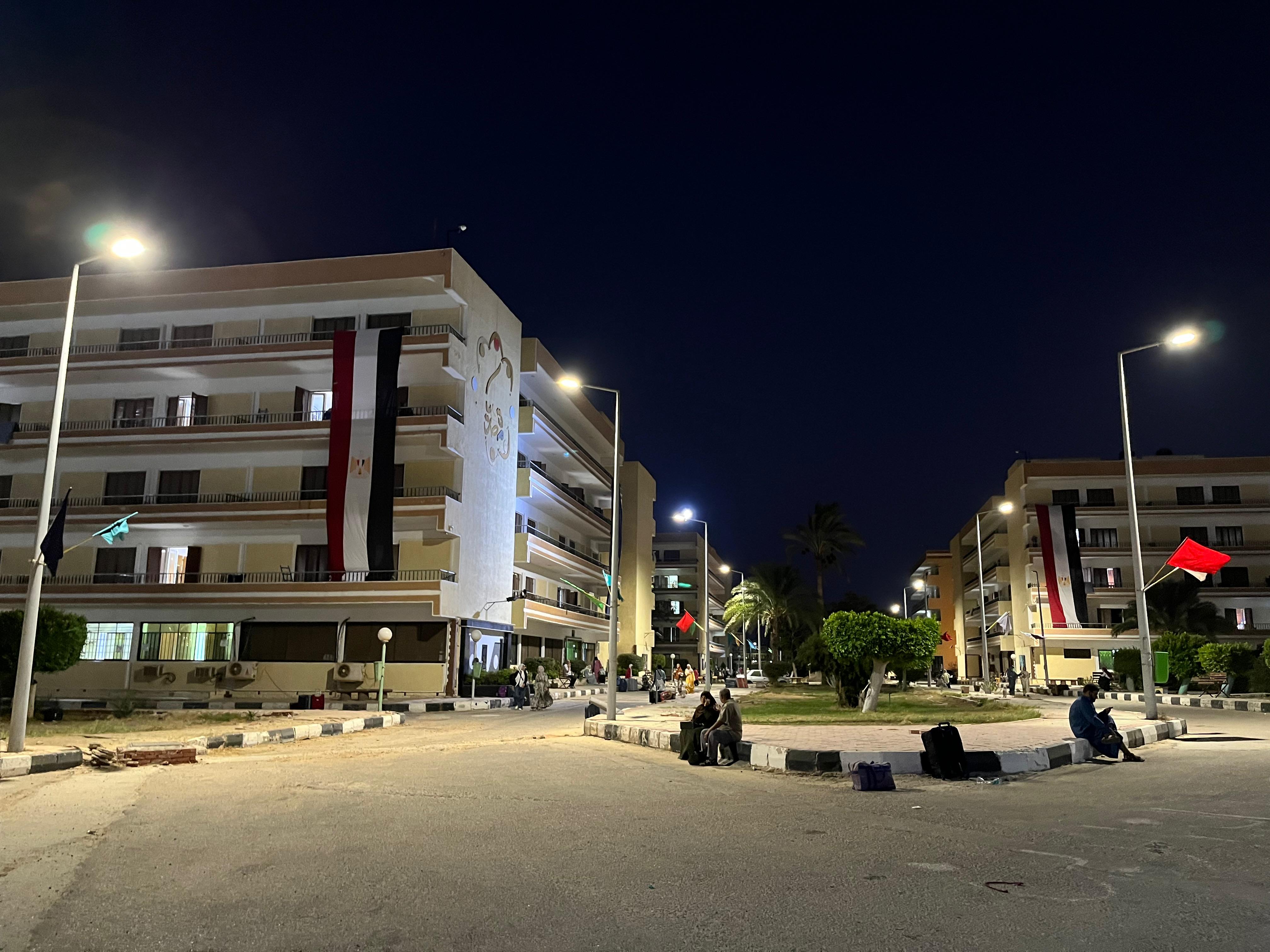 رئيس جامعة قناة السويس يتابع تسكين الطلاب بالمدن الجامعية  (2)