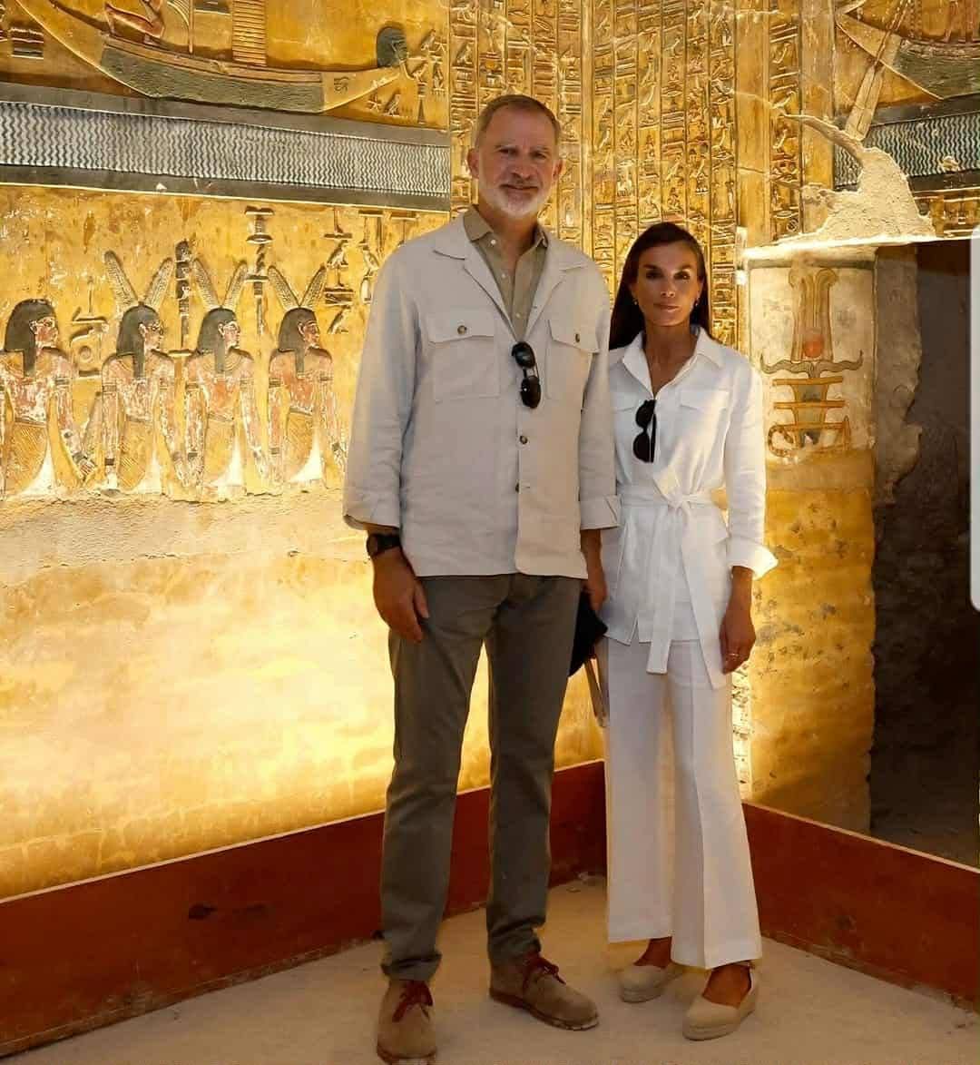 صورة تذكارية للملك الأسبانى وزوجته فى مقابر الملوك