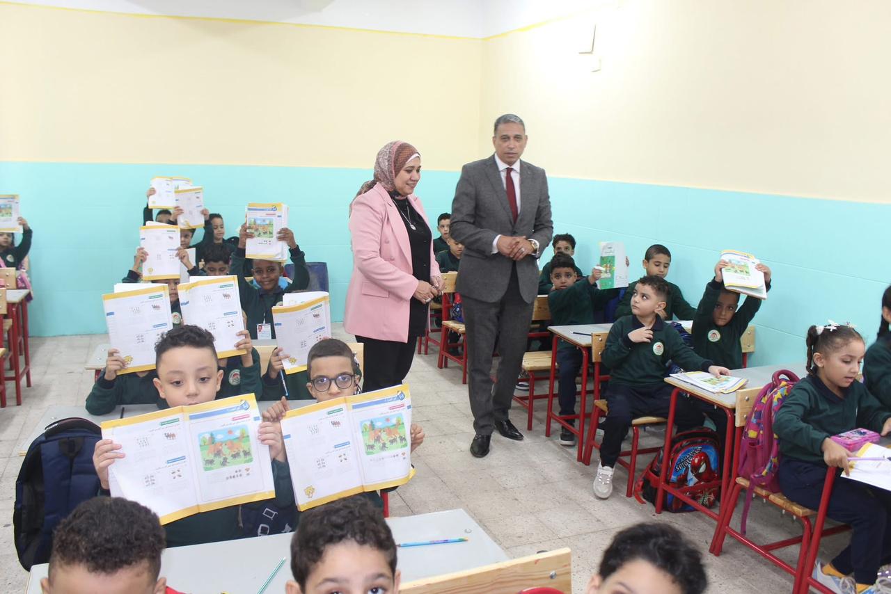 وكيل وزارة التربية والتعليم بالجيزة داخل الفصول