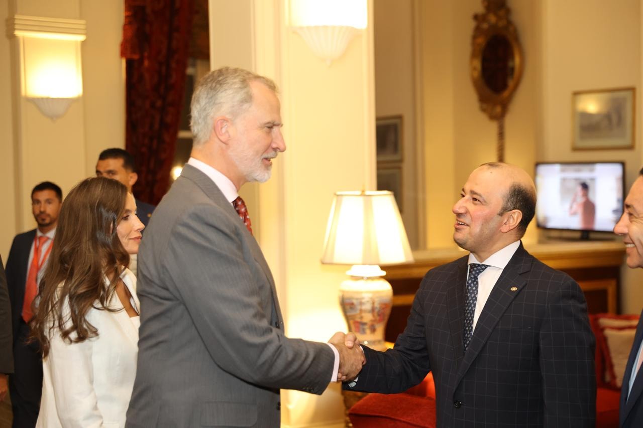 ملك أسبانيا مع مسئولى فندق قصر الشتاء التاريخي