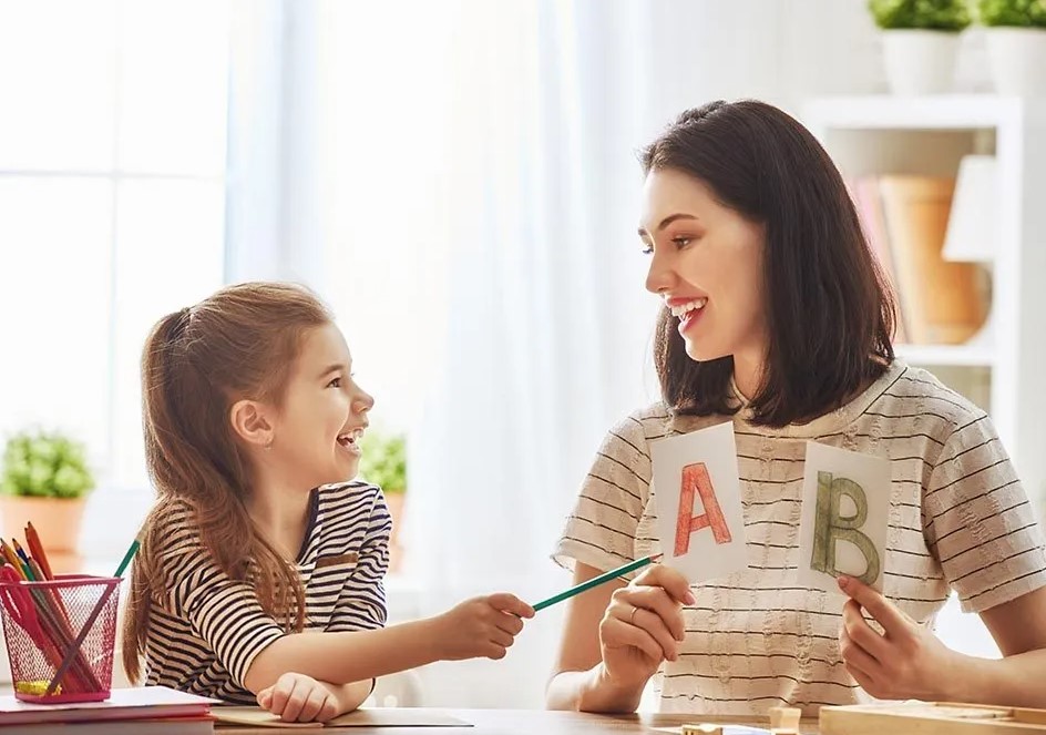 نصائح لتشجيع طفلتك على المذاكرة نصائح لتشجيع طفلتك على المذاكرة