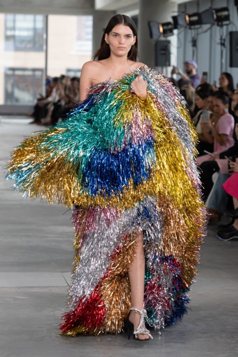 فستان من شرائط الهدايا والزينة