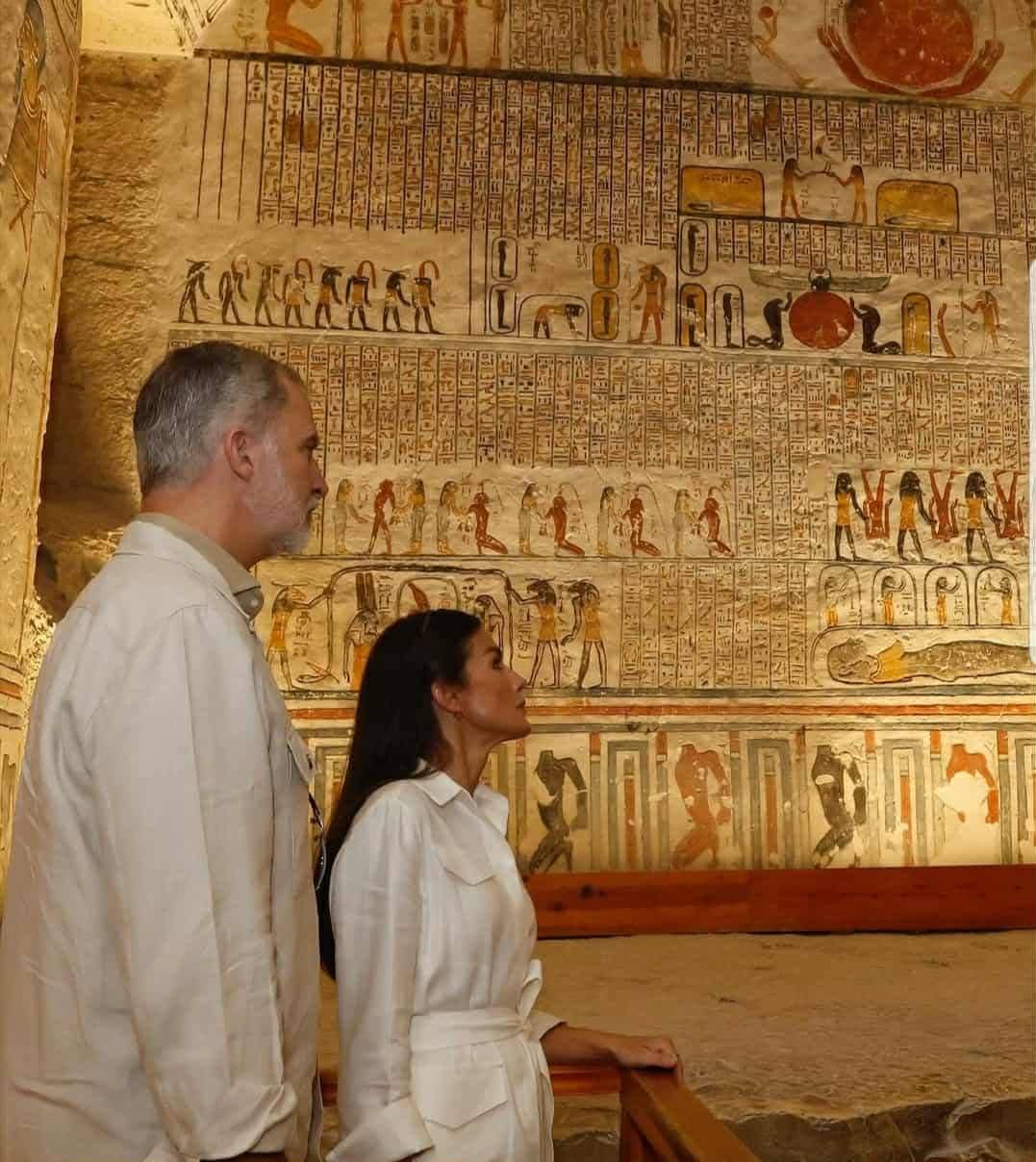 انبهار ملك اسبانيا فى قلب مقابر الملوك