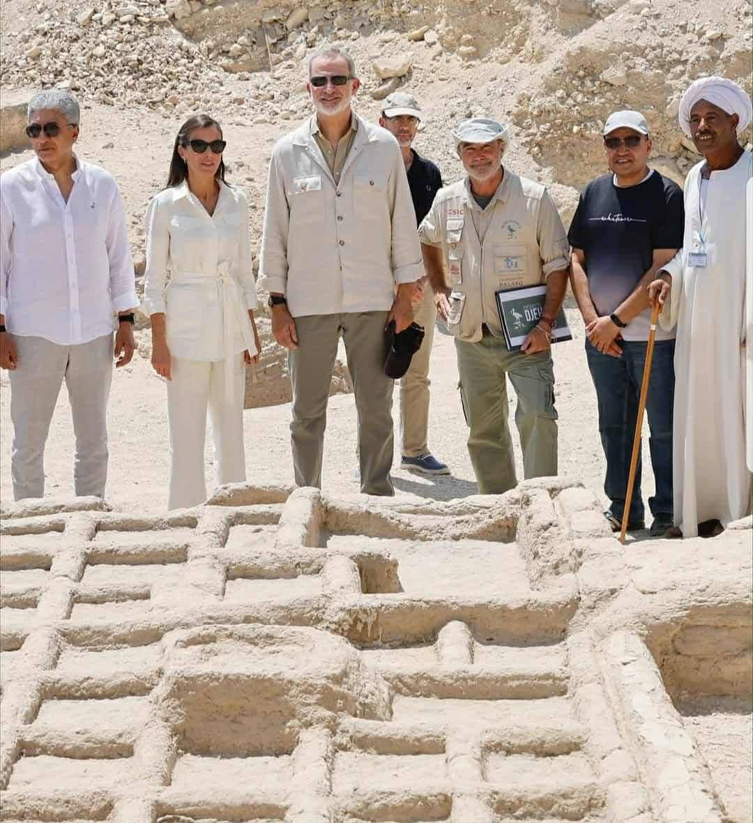 جولة الملك فى قلب مقابر ذراع أبو النجا