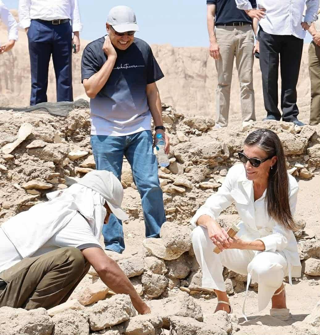 الملكة ليتزيا تستمتع بين اكتشافات البعثة الأسبانية