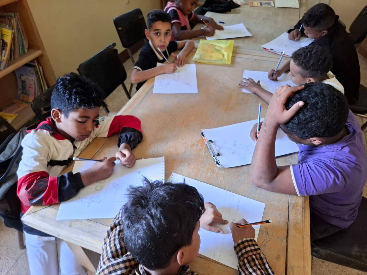 جانب من ورش الرسم والفنون التشكيلية لدعم الأطفال بالأقصر جانب من ورش الرسم والفنون التشكيلية لدعم الأطفال بالأقصر