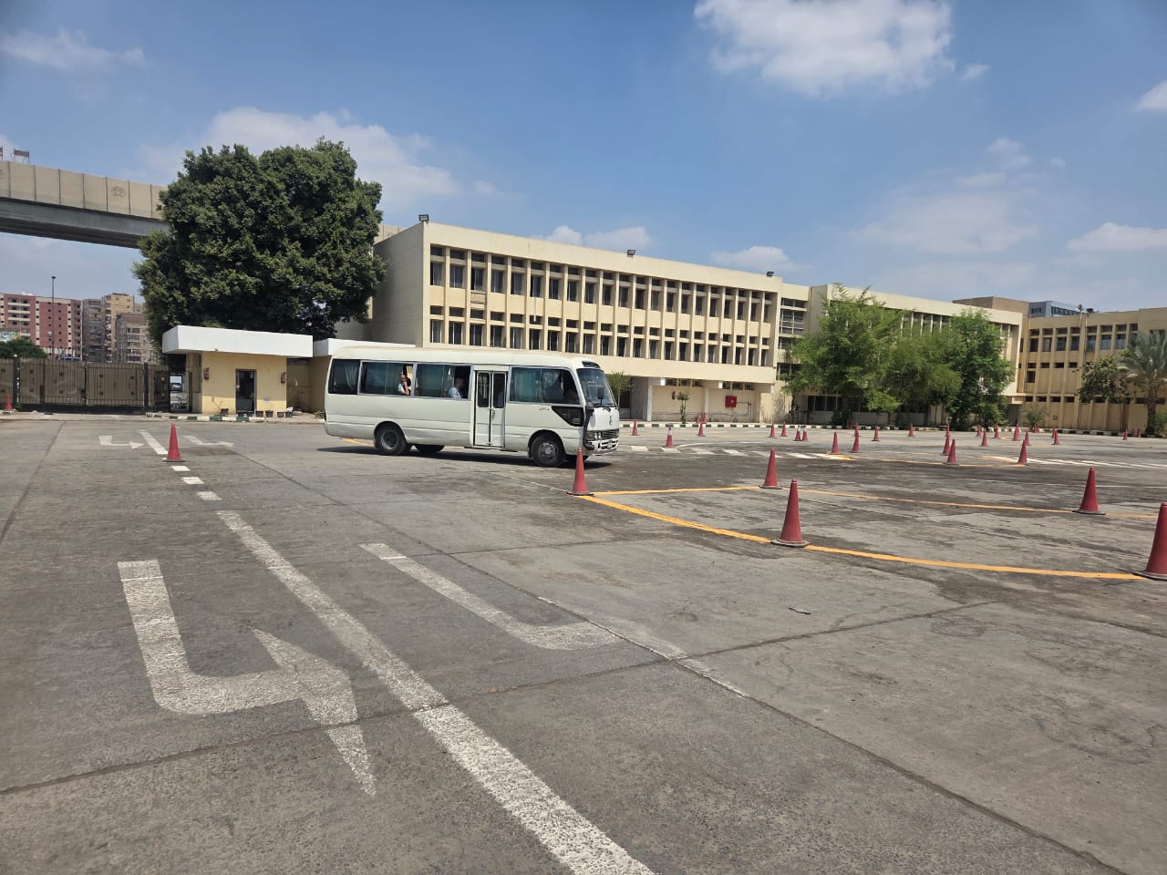 وزارة النقل تطلق المرحلة الثانية لتأهيل سائقي الحافلات .