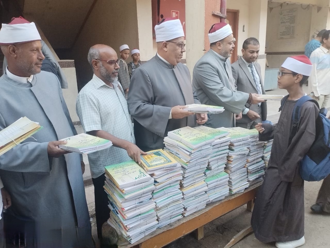توزيع الكتب المدرسية على الطلبة فى المعاهد الأزهرية