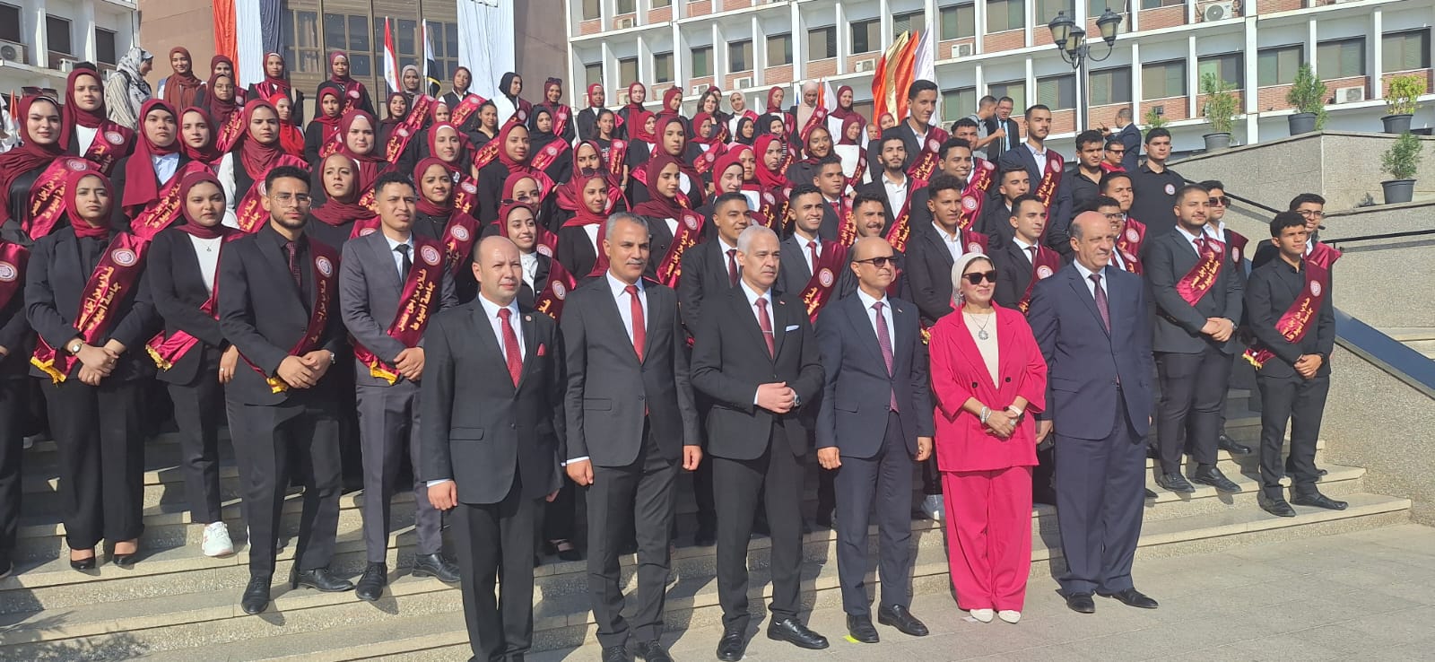 رئيس جامعة أسيوط مع الطلاب رئيس جامعة أسيوط مع الطلاب