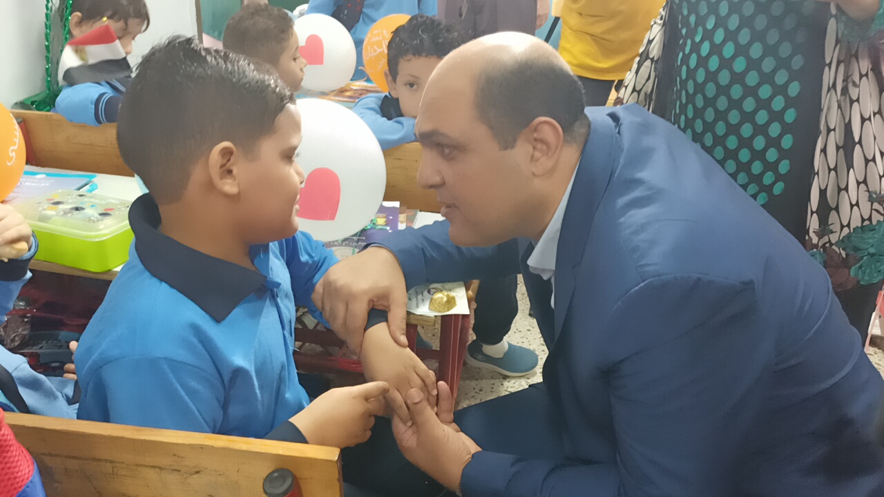 رئيس مدينة دسوق يداعب الأطفال