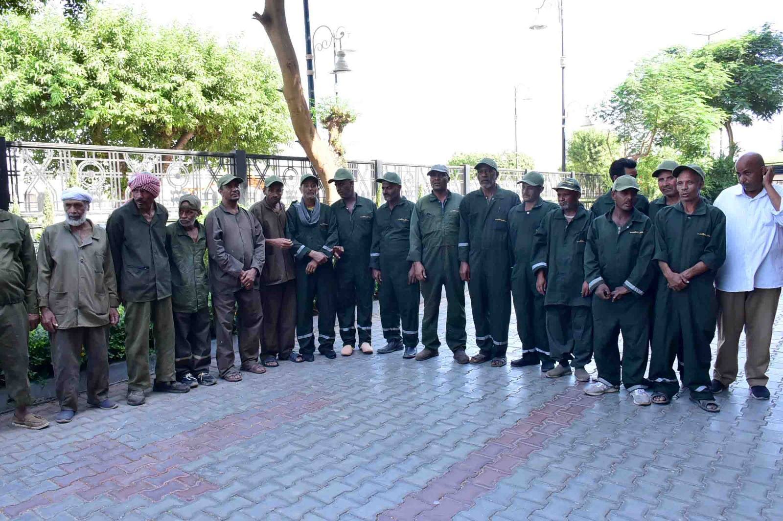 تكريم مميز لرجال النظافة على دورهم في تجميل مدينة الأقصر