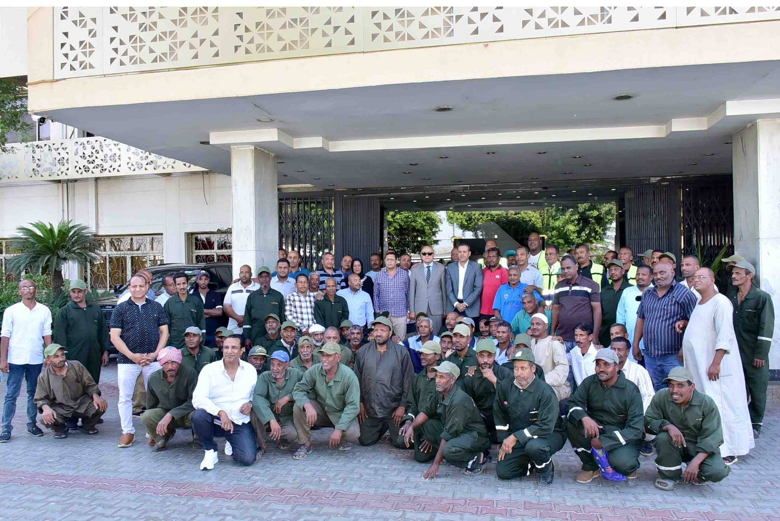 تكريم رجال النظافة على دورهم في تجميل مدينة الأقصر خلال زيارة ملك أسبانيا وزوجته