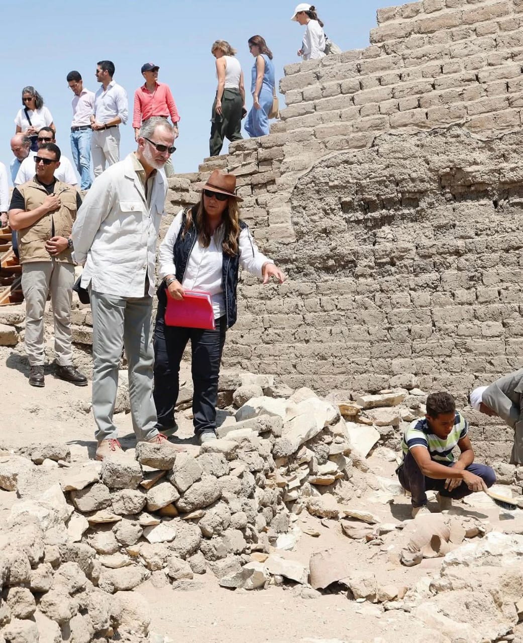 الملك الأسبانى يتابع نجاحات فريق البعثة الأسبانية فى الأقصر