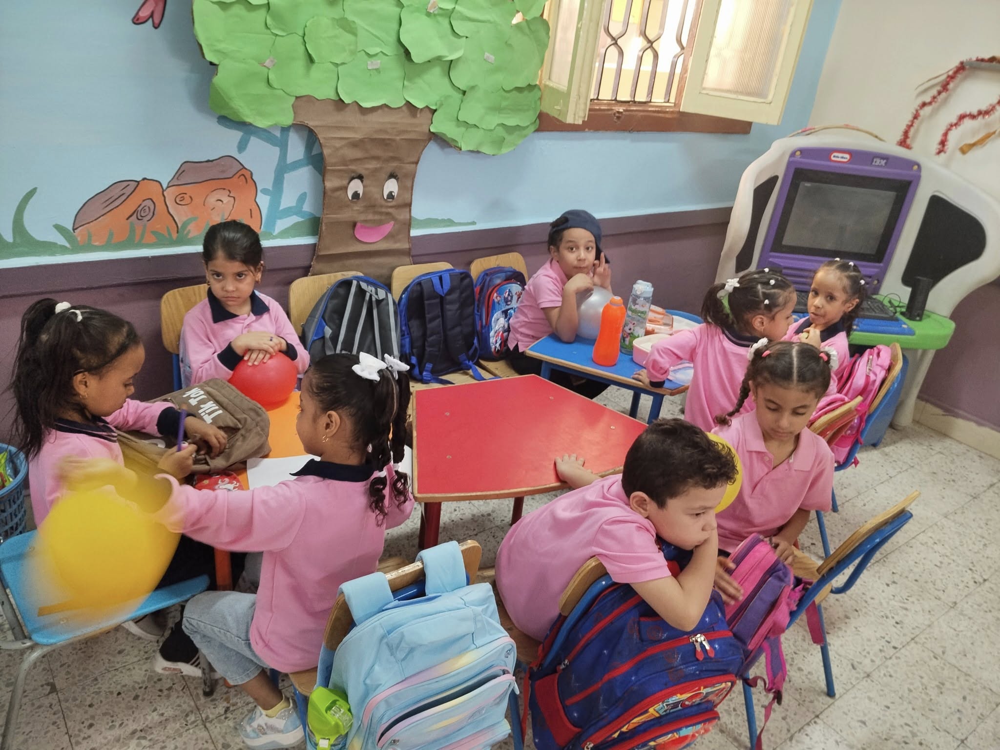 توزيع بالونات على الأطفال فى بداية العام الدراسي