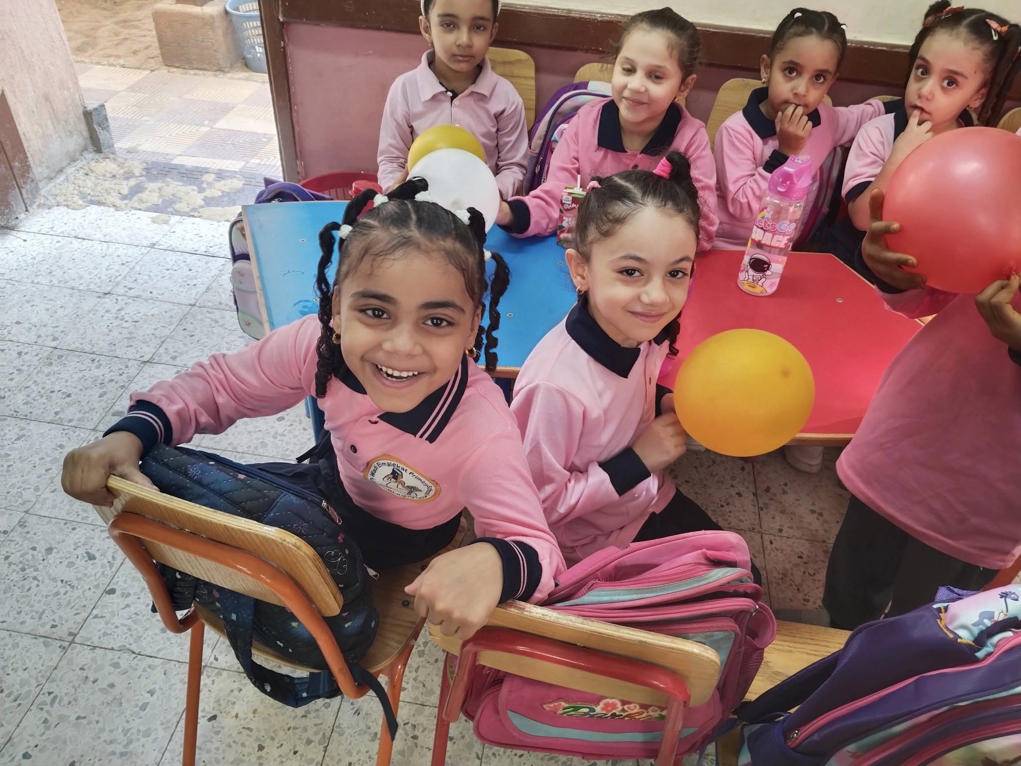 توزيع هدايا وبالونات مميزة للاطفال فى أول أيام دراسة