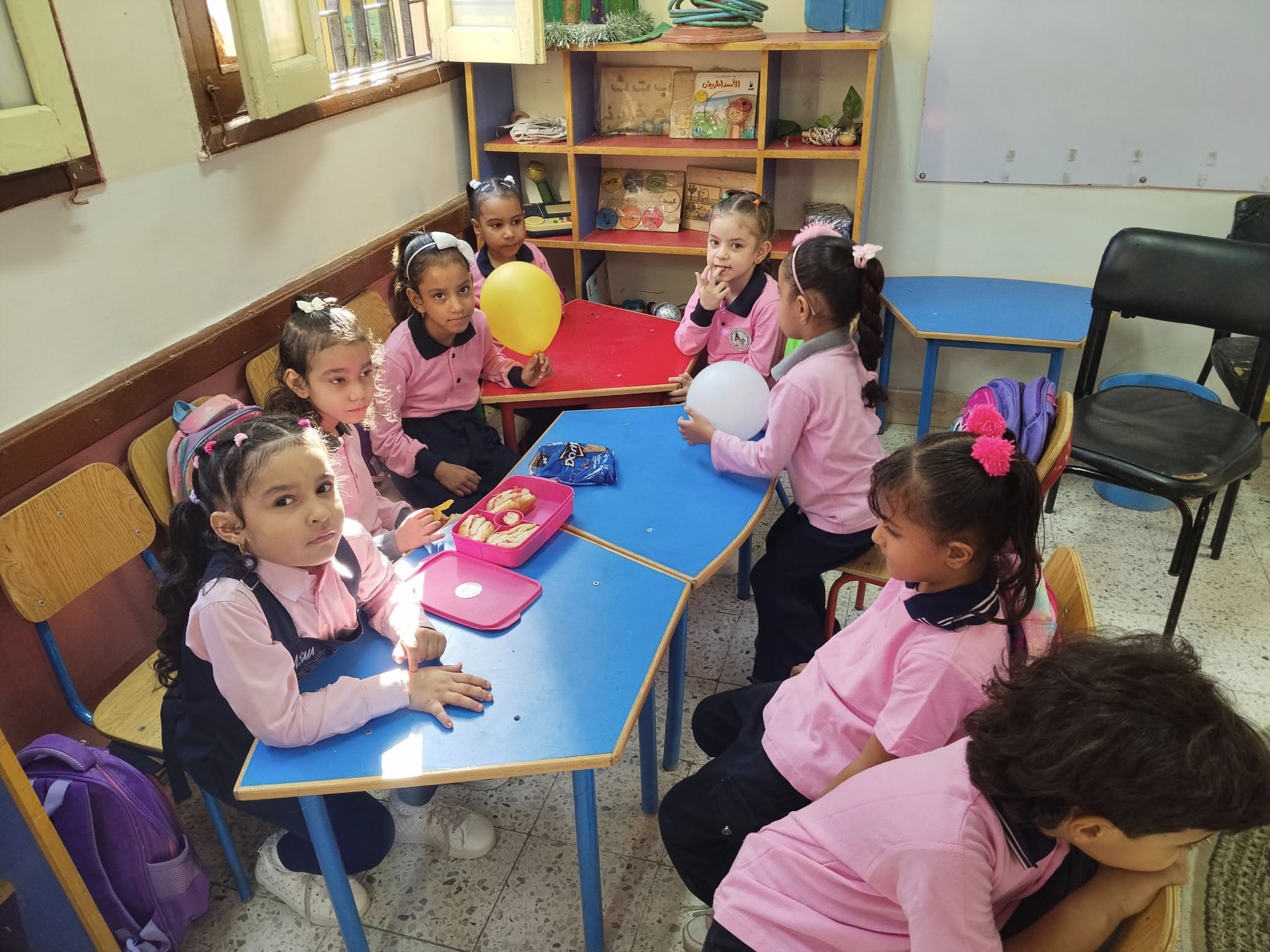 هدايا وبالونات مميزة للاطفال فى أول أيام دراسة بالأقصر