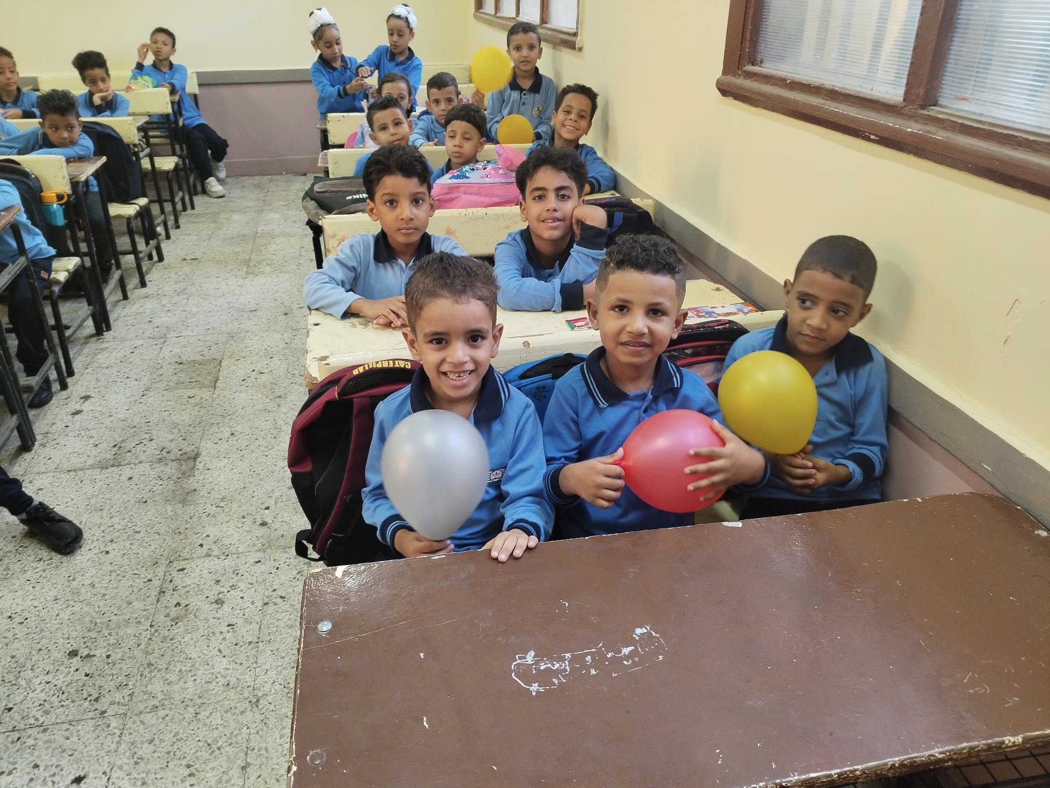 فرحة الأطفال بالبالونات فى أول يوم دراسة