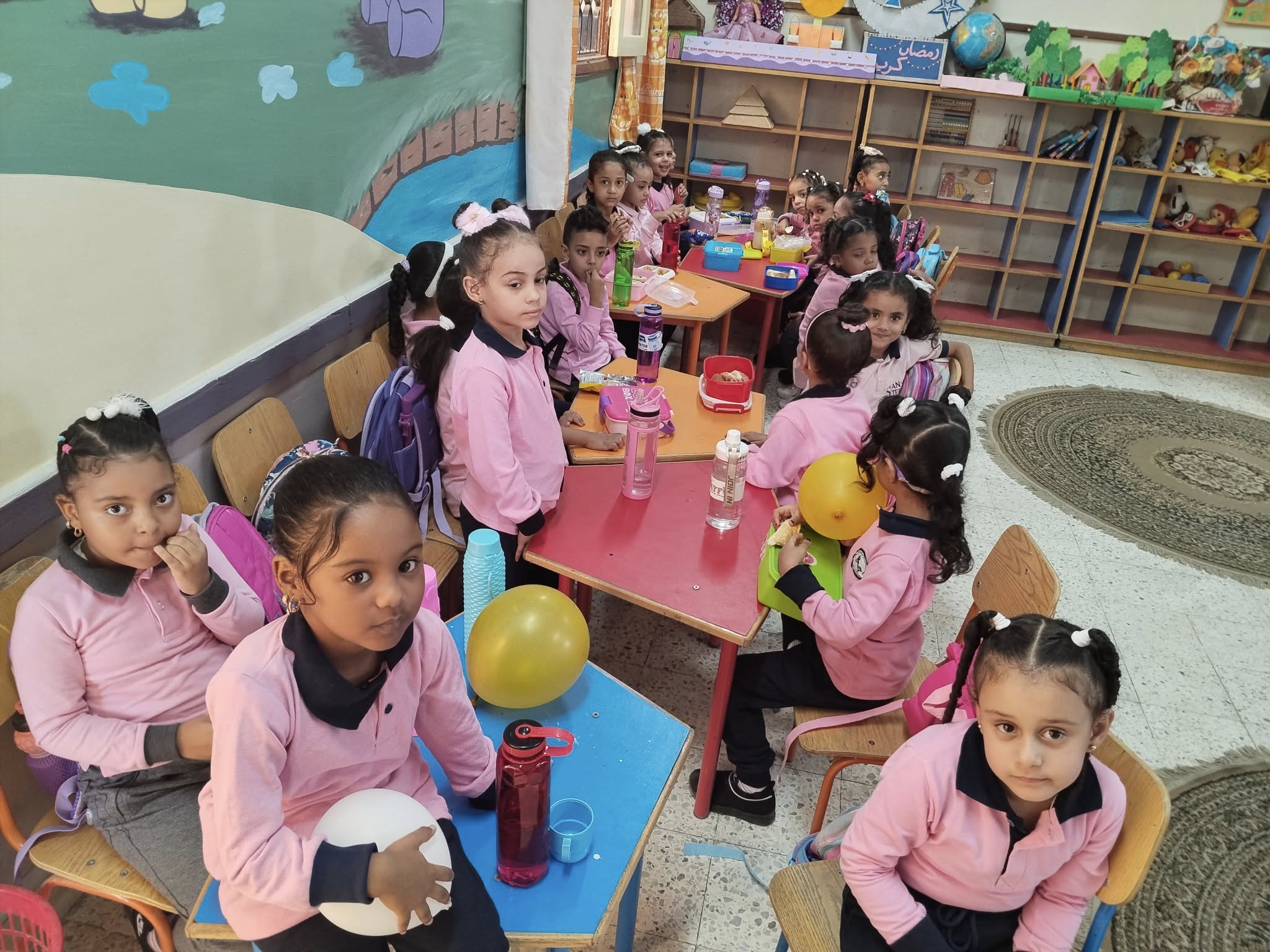 توزيع هدايا وبالونات مميزة للاطفال فى أول أيام دراسة بالأقصر